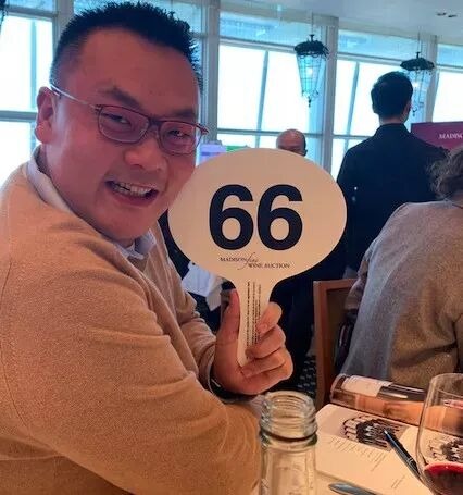 Kenn 手持号码牌的留影