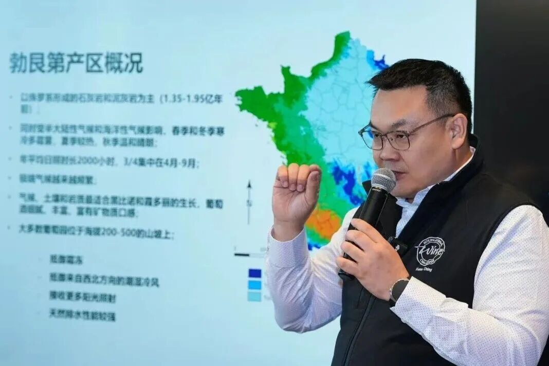 Kenn 在葡萄酒课堂上讲解